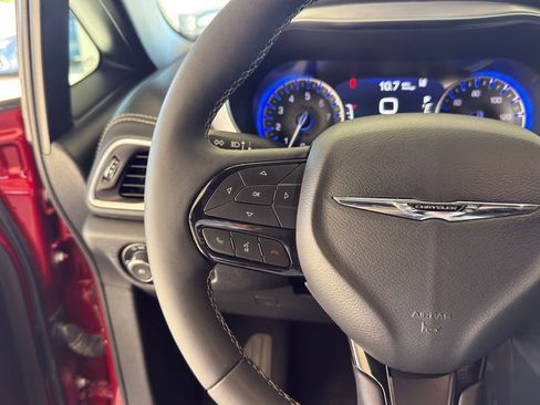 Used 2025 Chrysler Pacifica Limited image 20