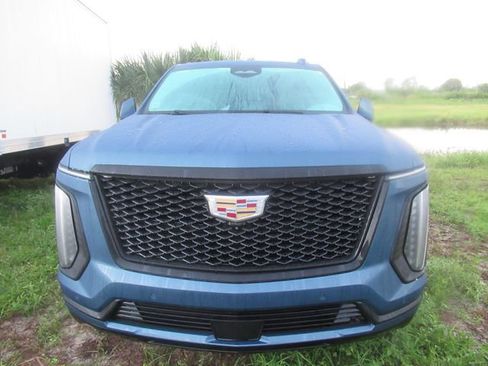 Used 2025 Cadillac Escalade ESV Sport Platinum AWD/4WD image 2