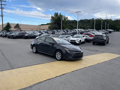 Certified 2025 Toyota Corolla LE AWD/4WD image 6