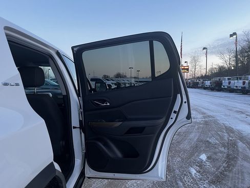 Certified 2023 GMC Acadia SLE image 29