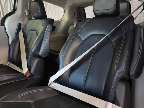 Used 2024 Chrysler Pacifica Limited FWD image 17