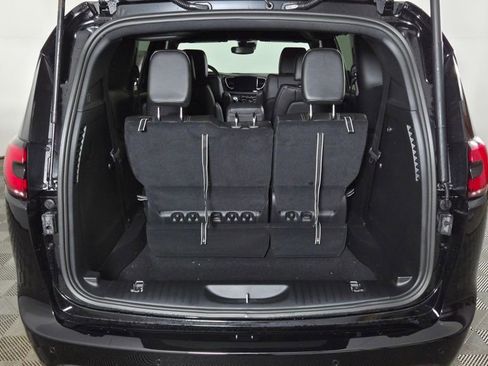 New 2026 Chrysler Pacifica Select image 9