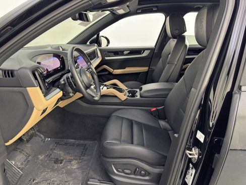 Used 2024 Porsche Cayenne w/ Sport Chrono Package image 17
