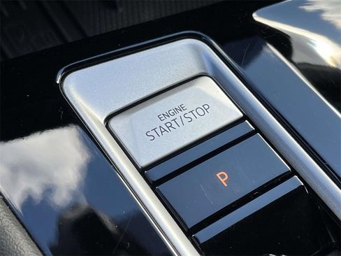 Certified 2025 Volkswagen Atlas SE image 30