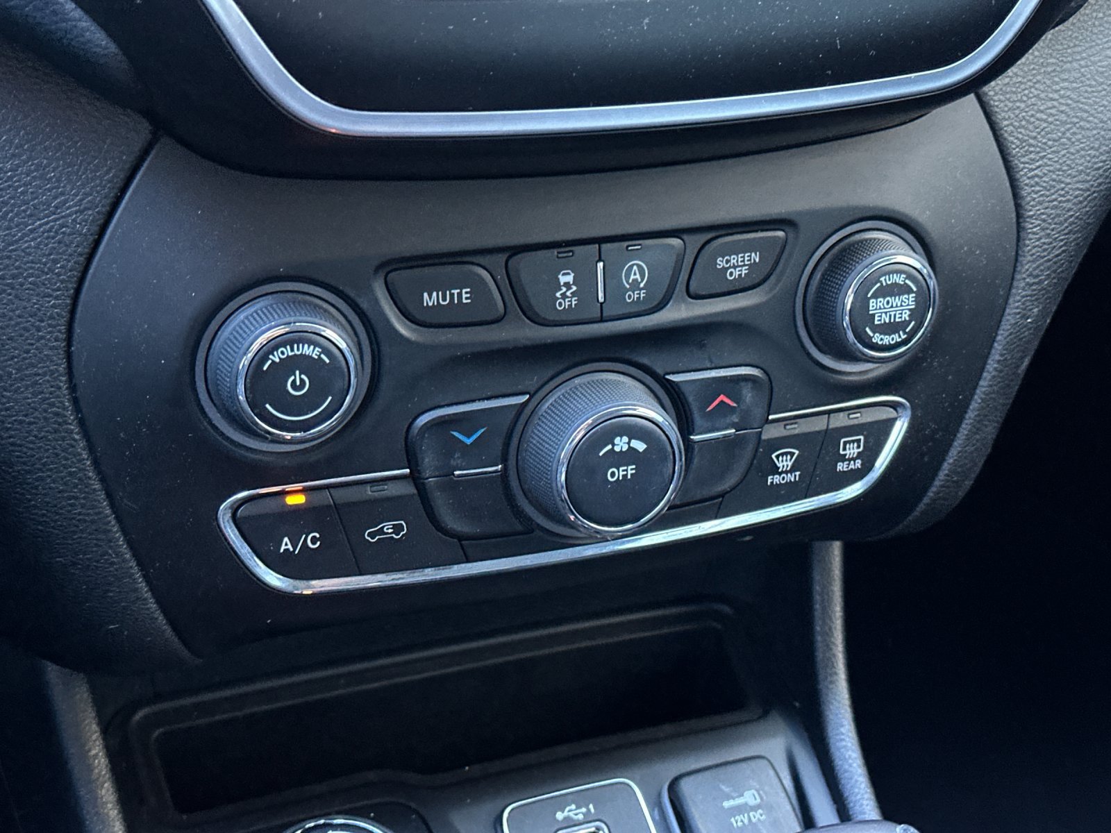 Used 2021 Jeep Cherokee Latitude AWD/4WD image 20