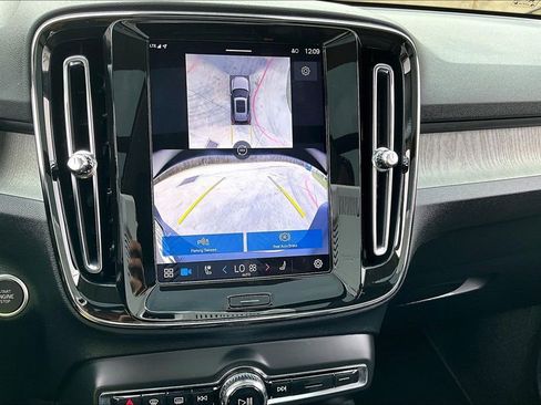 Used 2025 Volvo XC40 B5 Plus image 30