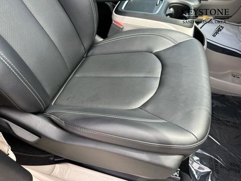 Used 2024 Chrysler Pacifica Select image 20