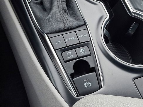 Used 2020 Toyota Camry XLE w/ Sunroof Package image 21