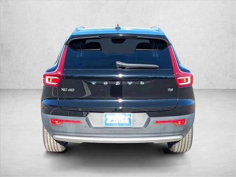 Used 2020 Volvo XC40 T4 Momentum image 7