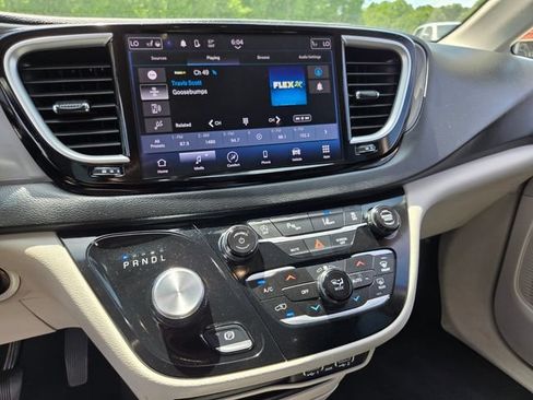 Used 2023 Chrysler Pacifica Touring-L FWD image 25