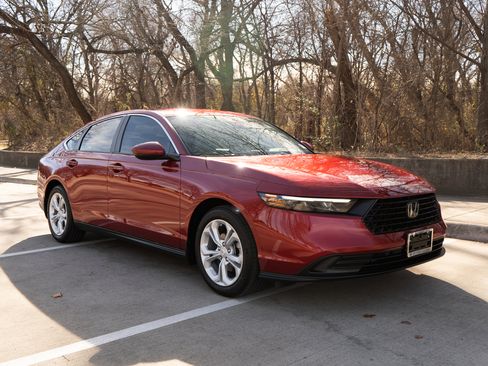 Certified 2025 Honda Accord LX image 2