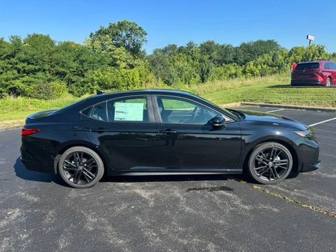 New 2026 Toyota Camry Hybrid FWD image 2