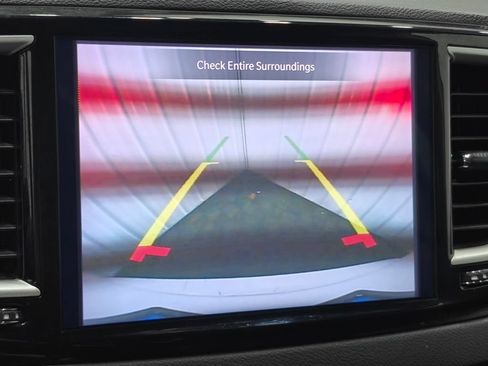 Used 2024 Chrysler Pacifica Touring-L FWD image 7