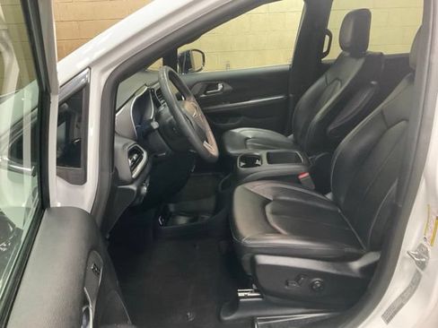 Used 2025 Chrysler Pacifica Select FWD image 8