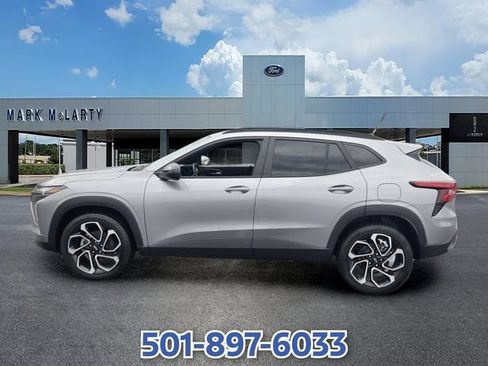 Used 2025 Chevrolet Trax RS w/ Sunroof Package FWD image 2