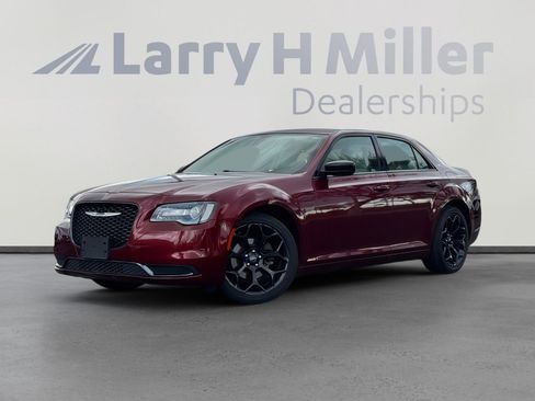 Used 2019 Chrysler 300 Touring w/ Sport Appearance Package image 1