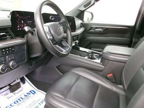 Used 2025 Chevrolet Suburban Z71 AWD/4WD image 14