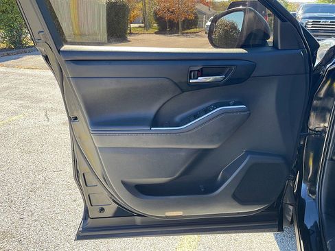 Used 2020 Toyota Highlander XLE image 11