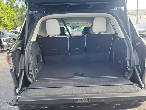New 2026 Lincoln Navigator Premiere AWD/4WD image 19