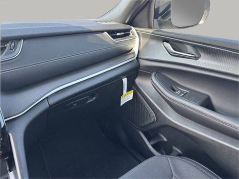 New 2025 Jeep Grand Cherokee L Laredo w/ Luxury Tech Group I image 20