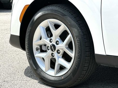 Used 2025 Kia Soul LX w/ LX Technology Package FWD image 11