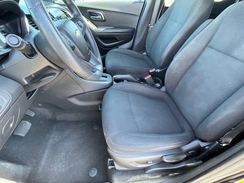 Used 2022 Chevrolet Trax LS w/ Tint and Cruise Package image 13