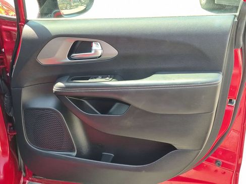 Used 2025 Chrysler Pacifica Select FWD image 33