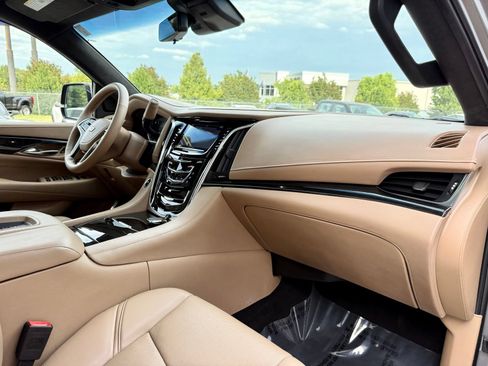 Used 2018 Cadillac Escalade ESV Platinum AWD/4WD image 29