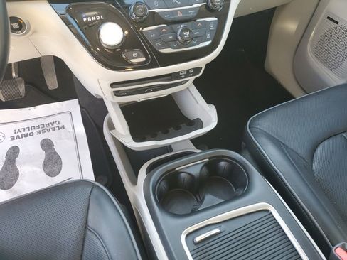 Used 2018 Chrysler Pacifica Limited image 25