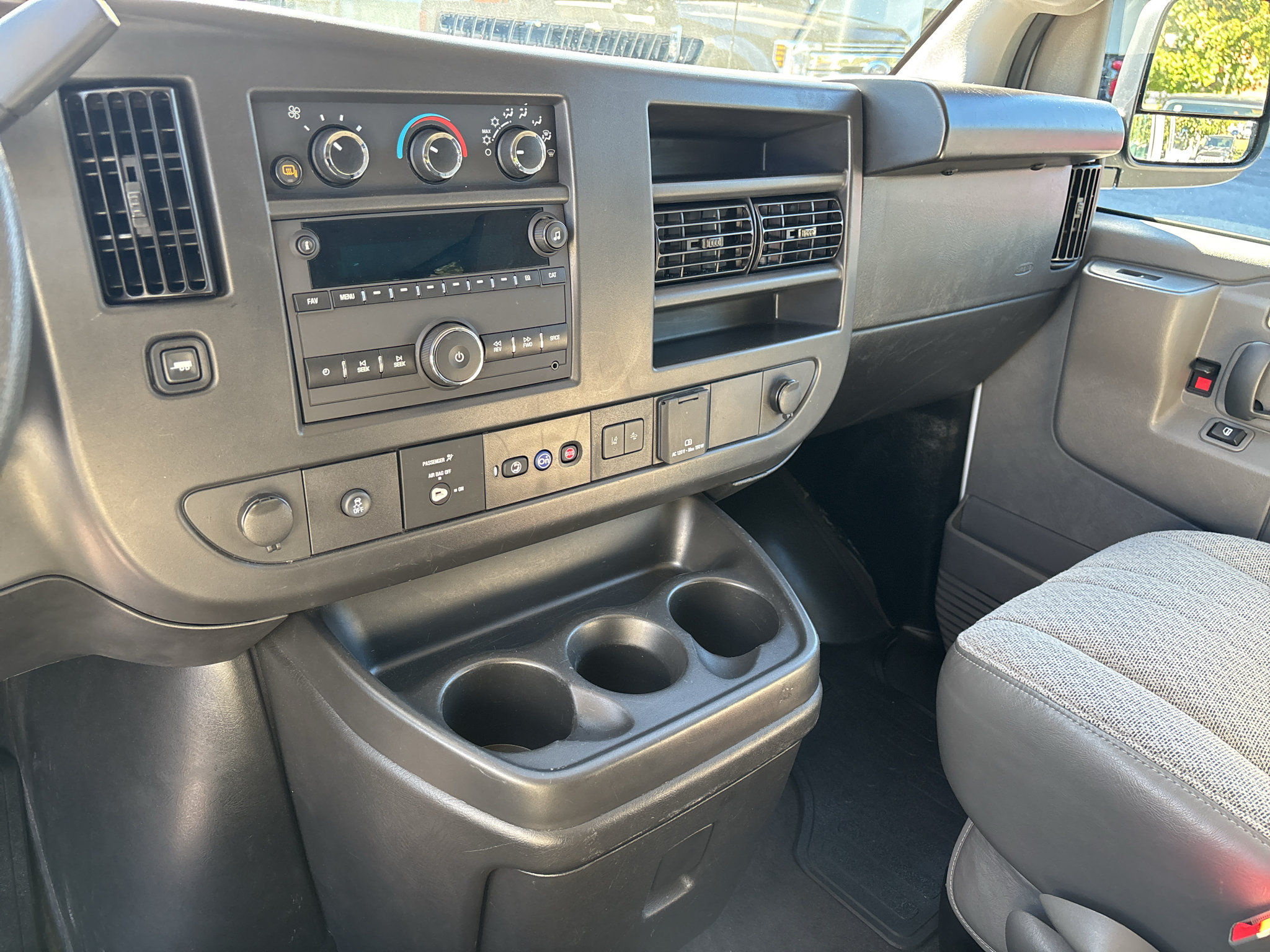 Used 2025 Chevrolet Express 3500 LT w/ LT Preferred Equipment Group RWD image 4