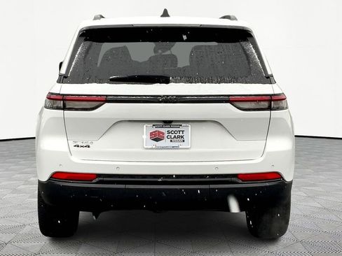 Used 2023 Jeep Grand Cherokee Altitude image 6