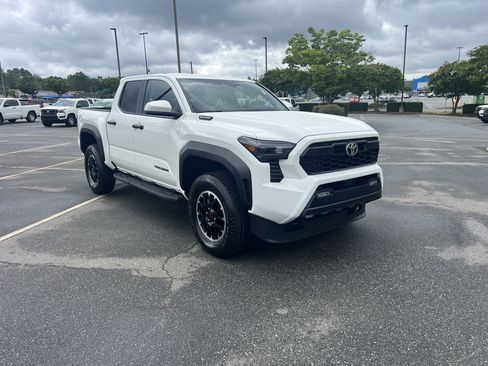 Used 2025 Toyota Tacoma TRD Off-Road AWD/4WD image 3