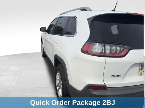 Used 2019 Jeep Cherokee Latitude w/ Cold Weather Group FWD image 8