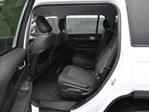 Used 2023 Jeep Grand Cherokee L Laredo image 16