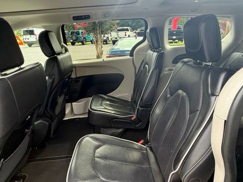 Used 2023 Chrysler Pacifica Limited FWD image 19