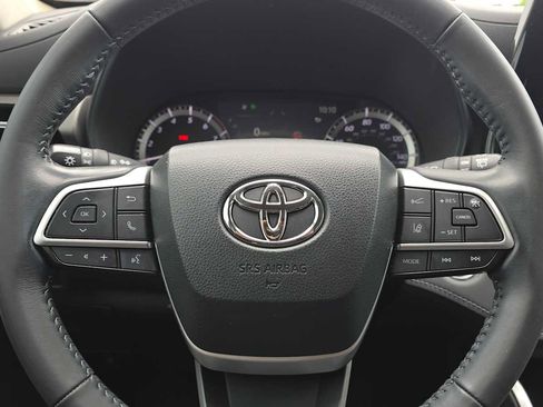 Used 2023 Toyota Highlander LE FWD image 28