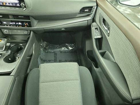 Certified 2023 Nissan Rogue SV image 17