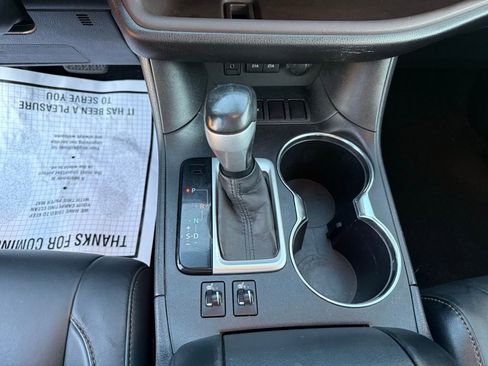 Used 2017 Toyota Highlander XLE image 18