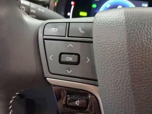 Used 2025 Toyota Camry SE w/ Convenience Package image 12