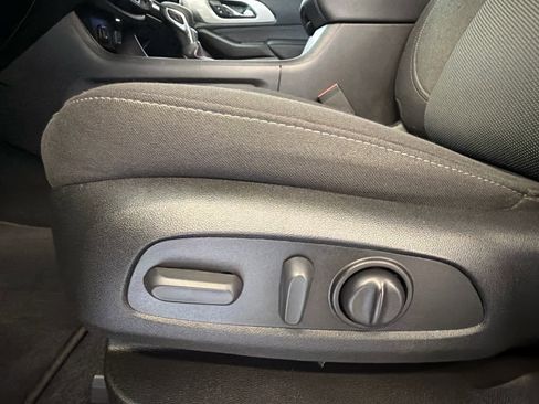 Used 2023 Chevrolet Traverse LT FWD image 16
