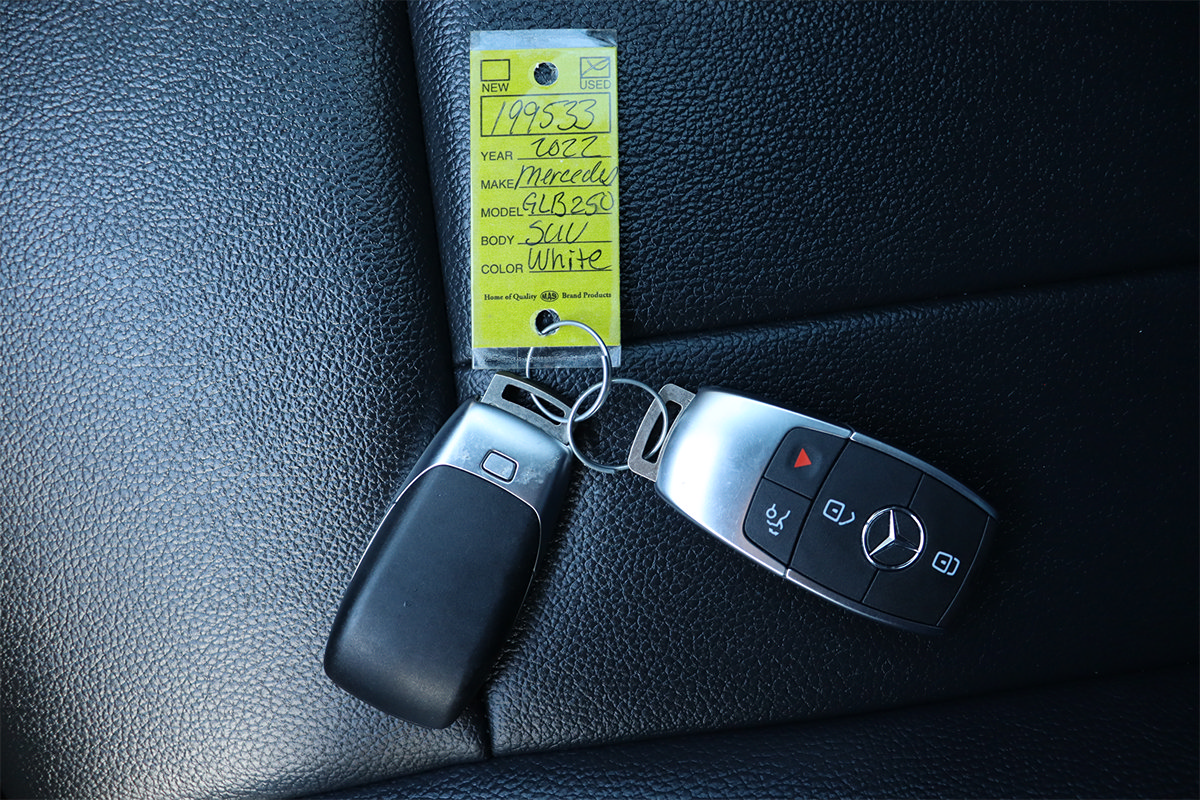 Used 2022 Mercedes-Benz GLB 250 w/ Premium Package Lite image 40