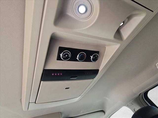 Used 2016 Chrysler Town & Country Touring FWD image 17