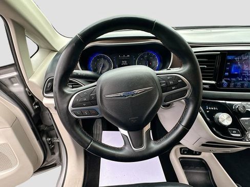 Used 2017 Chrysler Pacifica Touring-L FWD image 12