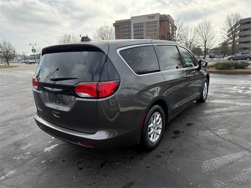 Used 2023 Chrysler Voyager LX image 7