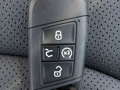 New 2025 Volkswagen Taos SEL image 29