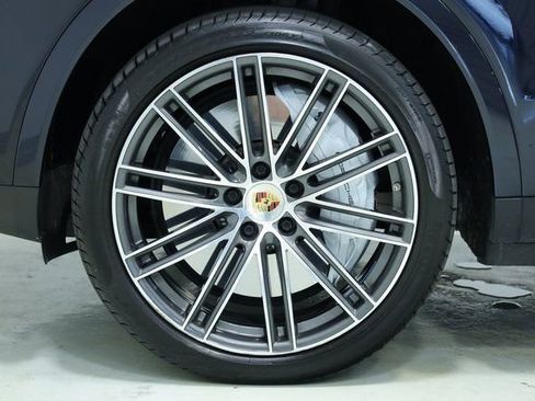 Used 2022 Porsche Cayenne Platinum Edition image 8