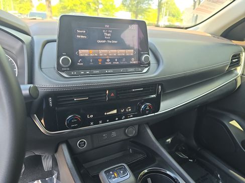 Used 2022 Nissan Rogue SV FWD image 19