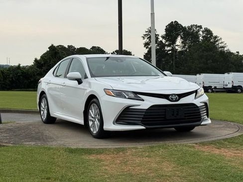 Used 2021 Toyota Camry LE w/ Cold Weather Package FWD image 9