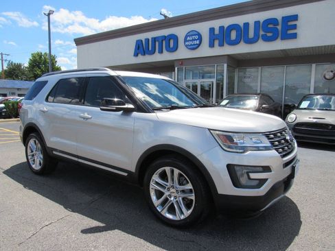 Used 2017 Ford Explorer XLT w/ Equipment Group 202A AWD/4WD image 25