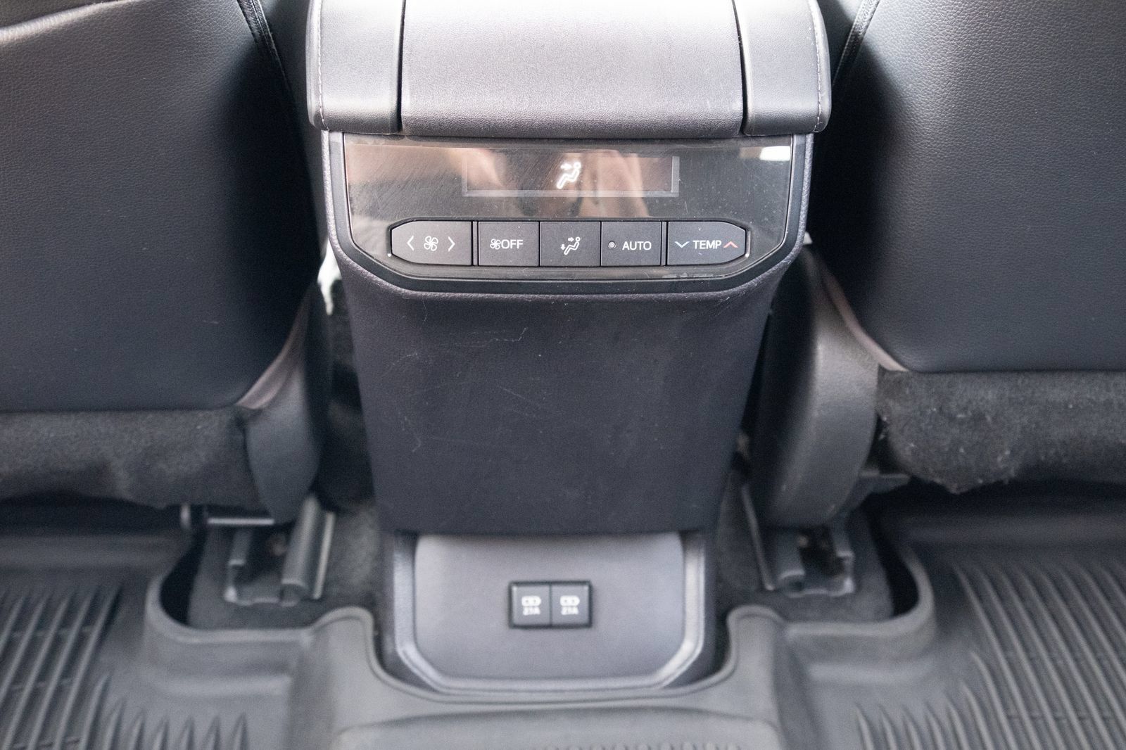 Used 2021 Toyota Highlander XLE AWD/4WD image 18